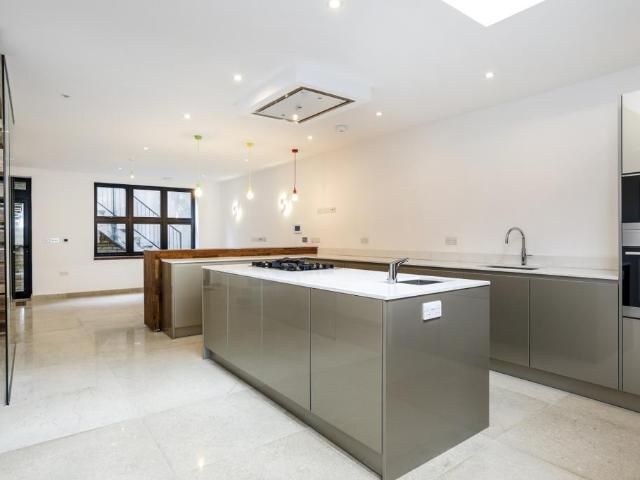 House for rent in Summerstown, Greater London