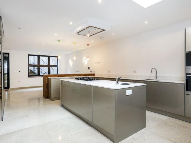 House for rent in Summerstown, Greater London
