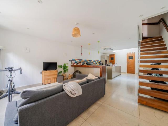 House for rent in Summerstown, Greater London
