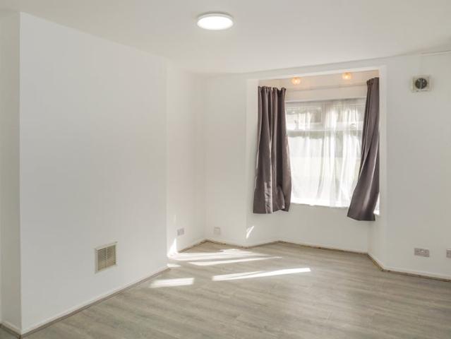 Apartment for rent in Seven Kings, Greater London
