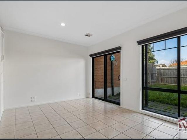 Townhouse for rent in Camerons Creek, Victoria