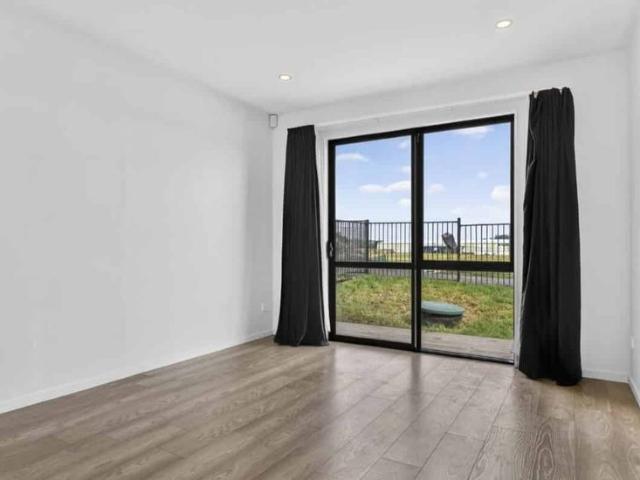 Townhouse for rent in Whangaparaoa, Oroua County