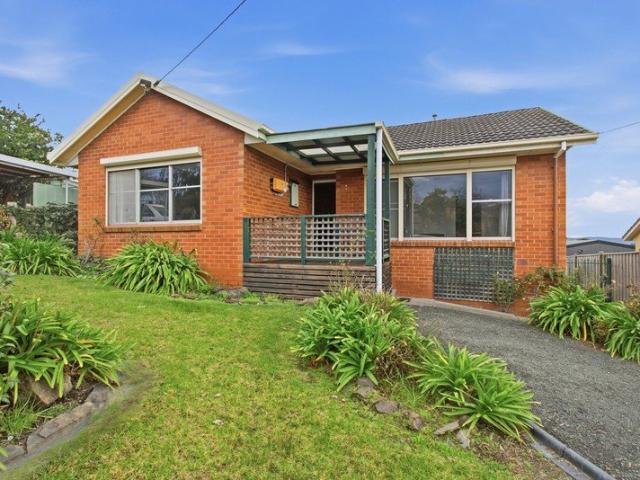House for rent in Churchill, Victoria