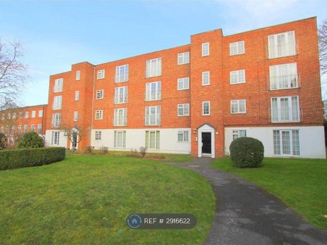 Apartment for rent in Woodcote Green, Greater London