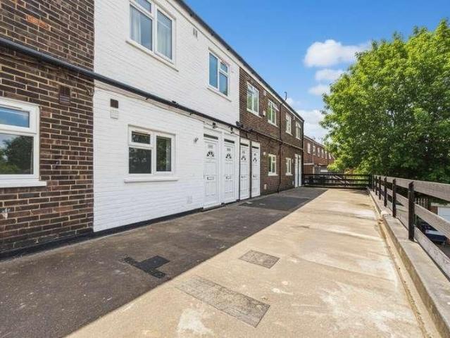 House for rent in Heol-las, Surrey