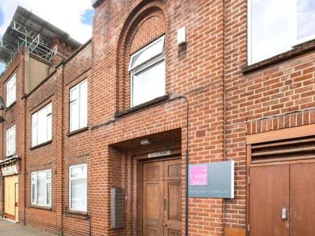 House for sale in Heol-las, Surrey