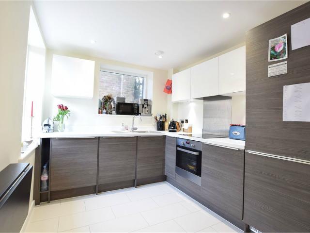 Apartment for rent in Heol-las, Surrey