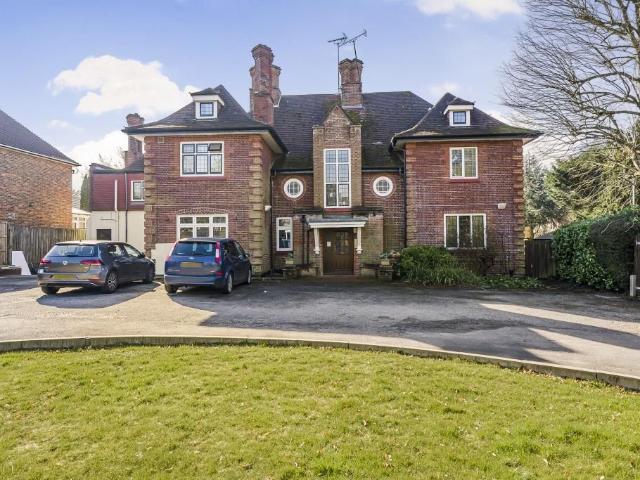 Apartment for rent in Northwood, Greater London