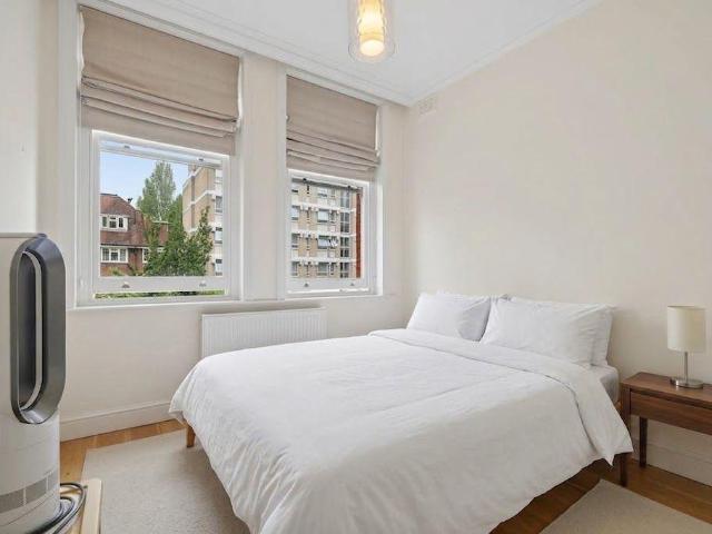 Apartment for rent in Frognal Parade, Greater London