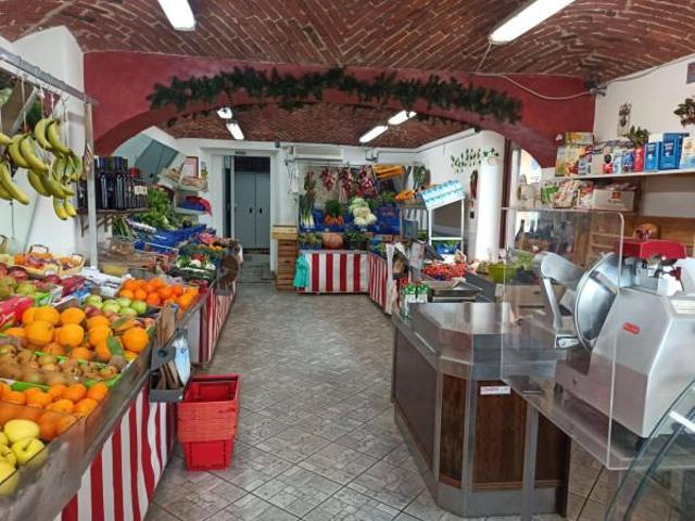 Locale Commerciale in vendita a Colombari, Piemonte