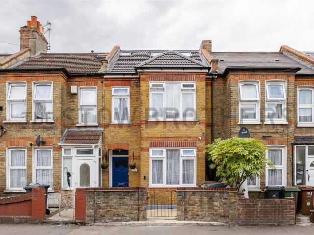 Apartment for rent in Hale End, Greater London