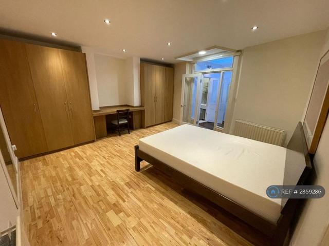Apartment for rent in West Kensington, Greater London