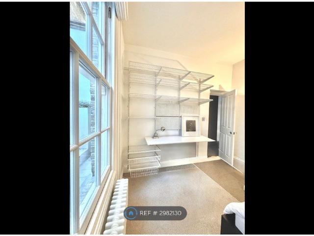 Room for rent in Brompton, Greater London