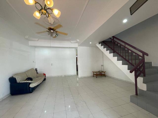 Terraced House for sale in Malaka