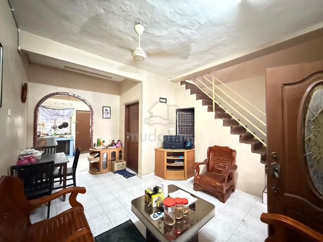 Terraced House for sale in Malaka