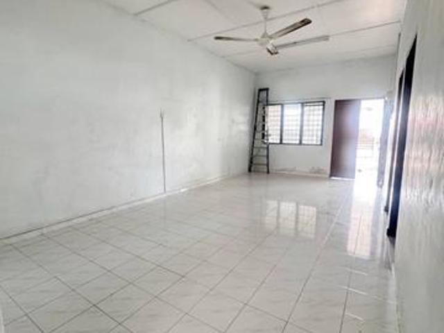 Terraced House for sale in Malaka