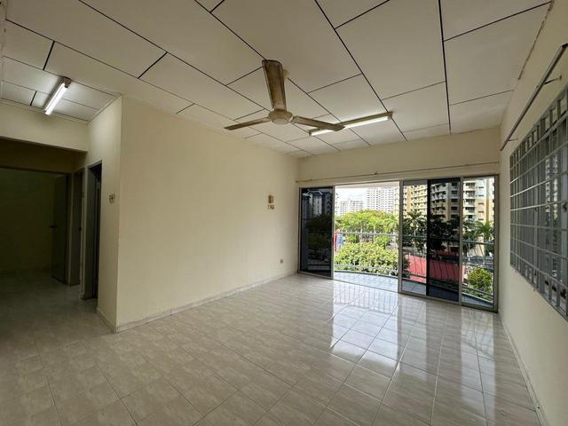 Flat for sale in Malaka
