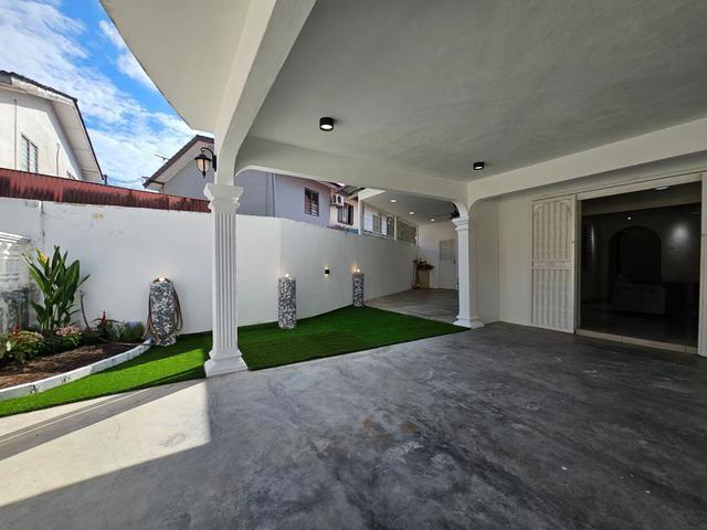 Terraced House for sale in Malaka