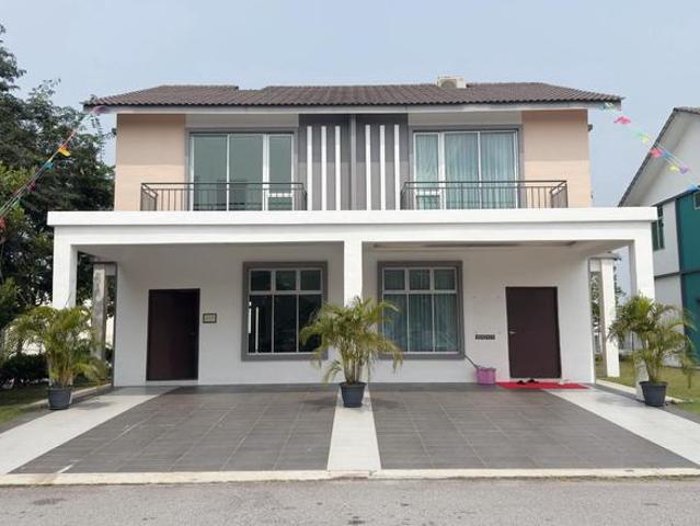 Terraced House for sale in Malaka