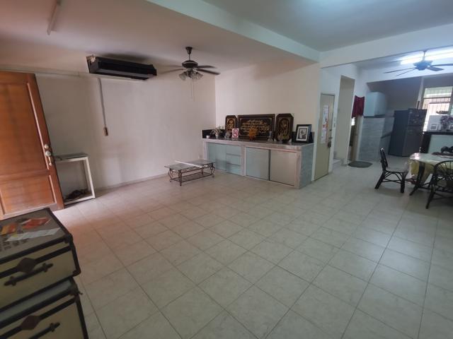 Terraced House for sale in Malaka