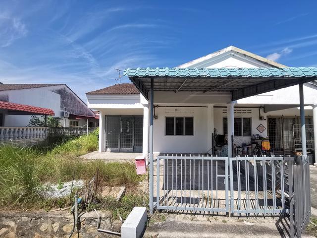 Terraced House for sale in Malaka