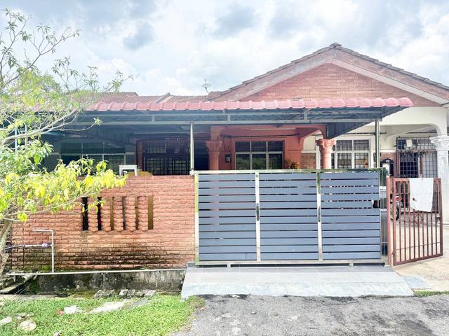 Terraced House for sale in Malaka