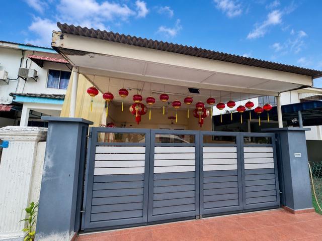 Terraced House for sale in Malaka