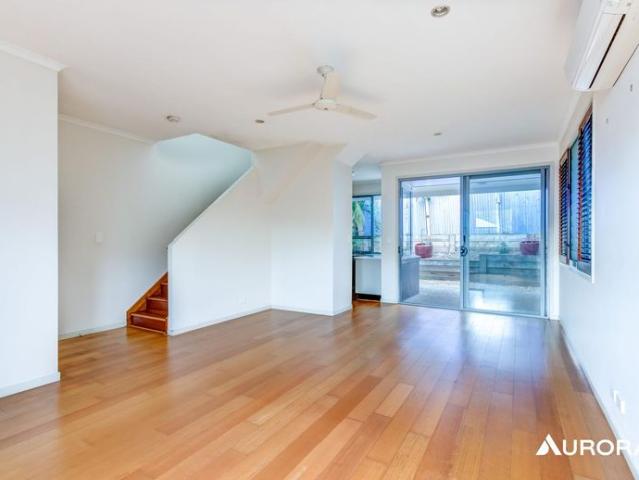 Townhouse for rent in Norman Park, Greater Brisbane