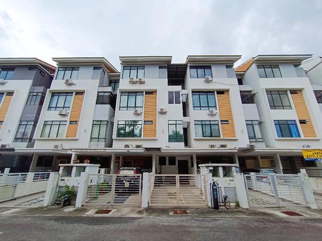 Townhouse for sale in Petaling, Subang Jaya