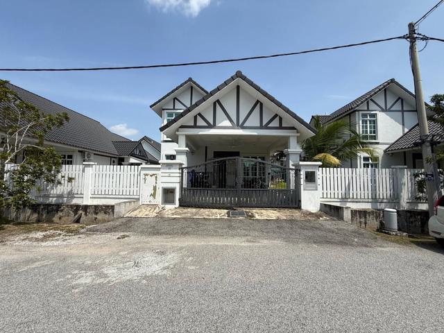 Bungalow for sale in Malaka