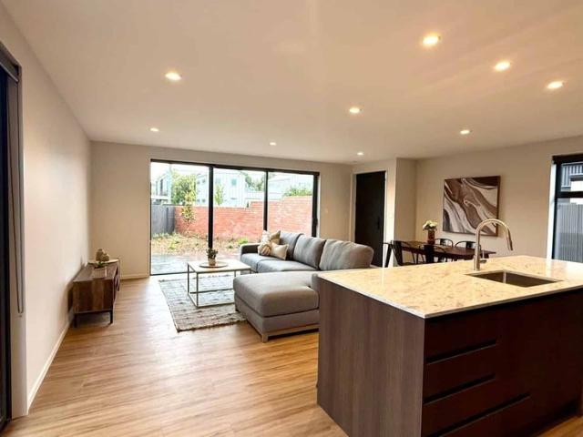 Townhouse for rent in Chaslands, Canterbury