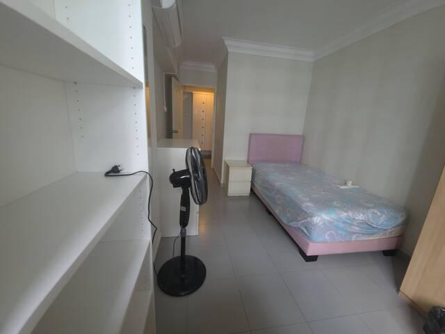 Room for rent in Pasir Ris Drive, Singapore