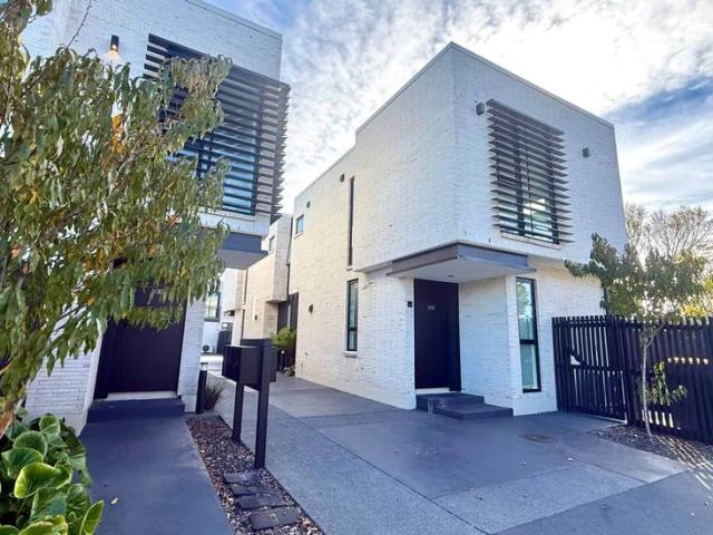 Townhouse for rent in Chaslands, Canterbury
