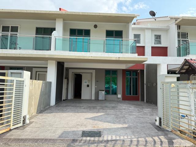 Terraced House for sale in Malaka