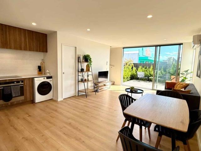 Townhouse for rent in Chaslands, Canterbury