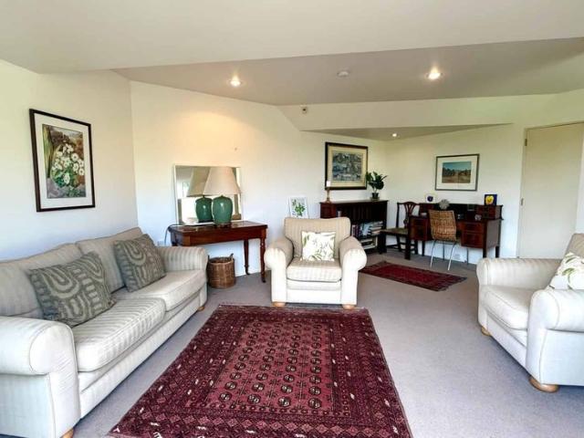 Townhouse for rent in Chaslands, Canterbury