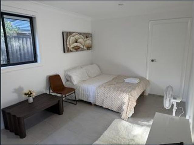 Granny Flat for rent in Rosemeadow, Sydney