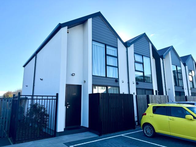 Townhouse for rent in Chaslands, Canterbury