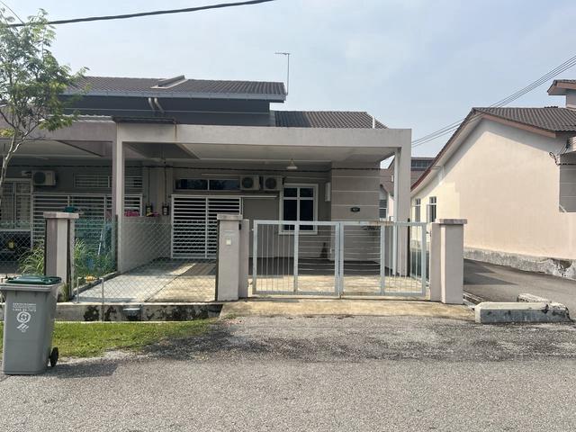 Terraced House for sale in Malaka