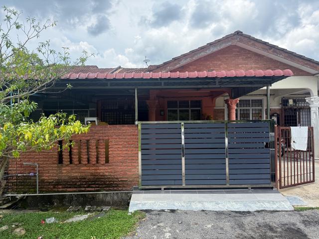 Terraced House for sale in Malaka