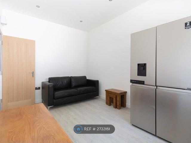 Room for rent in New Town, Monks Orchard