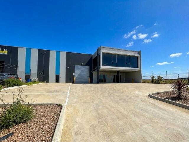 Warehouse for rent in Axiom Industrial Estate, Melbourne