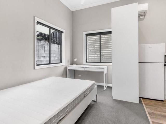 Granny Flat for rent in Dutton Park, Greater Brisbane