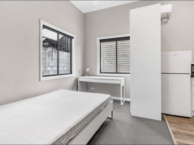 Granny Flat for rent in Dutton Park, Greater Brisbane