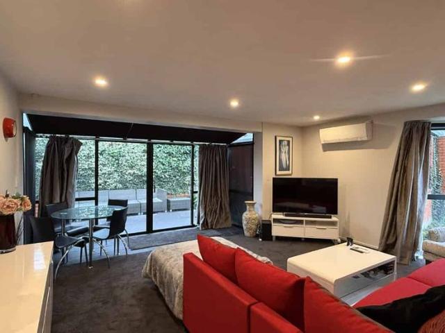 Townhouse for rent in Chaslands, Canterbury