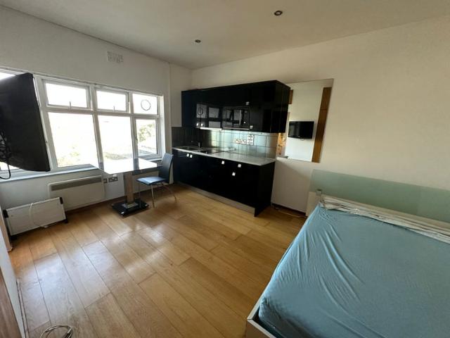 Studio for rent in Temple Fortune, Greater London
