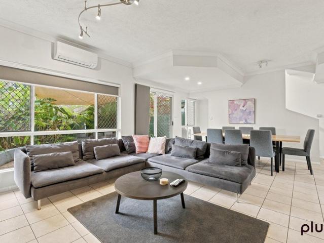 Townhouse for rent in Taringa, Greater Brisbane