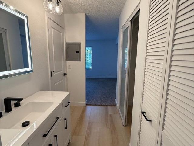 Apartment for rent in Warner Center, Los Angeles