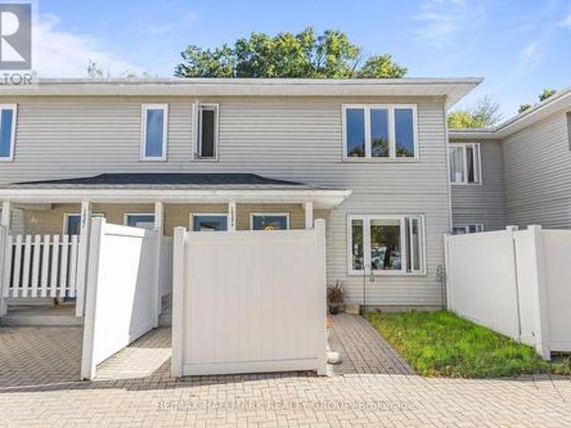 Townhouse for sale in Beacon Hill-Cyrville, Ottawa