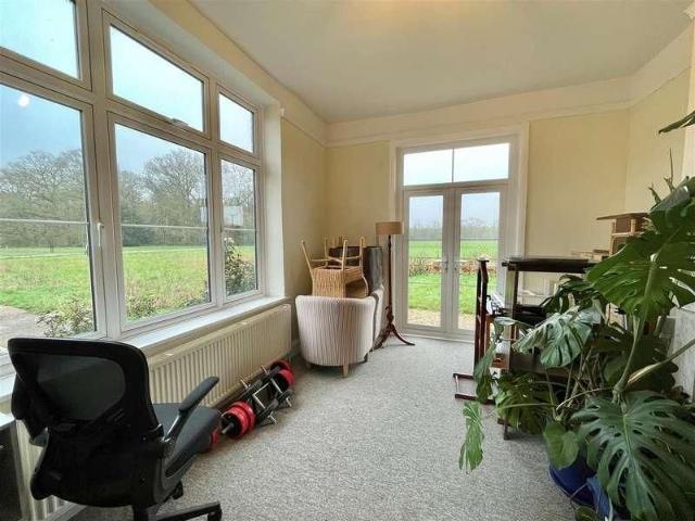 House for rent in The Image, Pouchen End